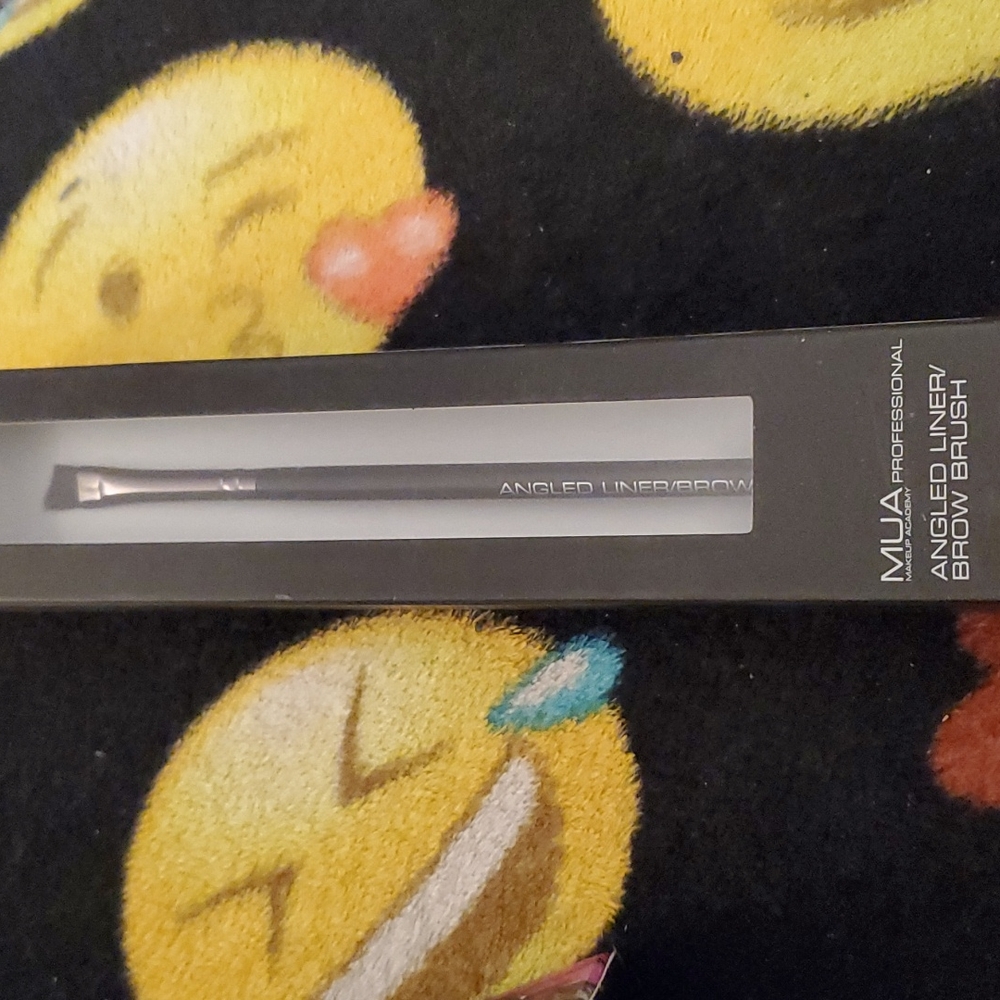 MUA Professional Angled Liner/Brow Brush Makeup Brush